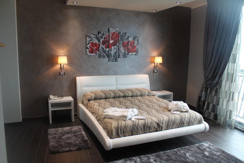 Hotel Mediterraneo Roccella Ionica Habitación foto